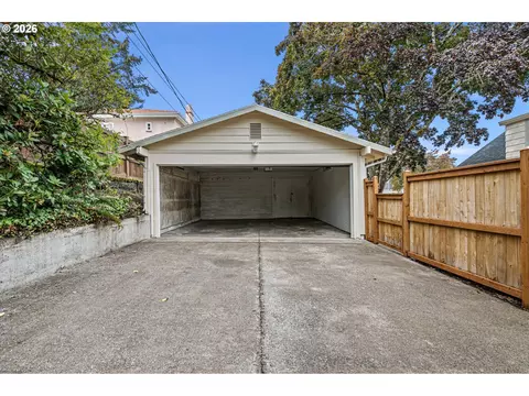 Exterior - 158 W 21st Ave, Eugene, OR 97405 photo 5 of 8