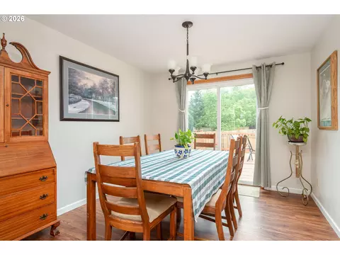 Dining - 11240 SE Cranberry Loop, Clackamas, OR 97015 photo 2 of 3