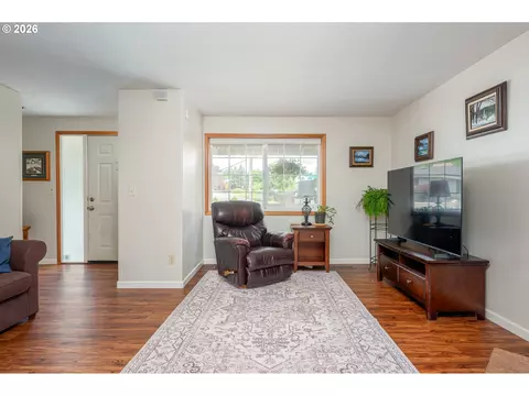Living - 11240 SE Cranberry Loop, Clackamas, OR 97015 photo 2 of 5