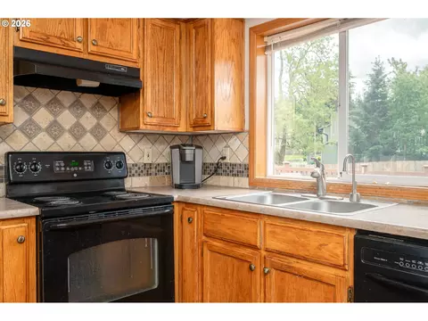 Kitchen - 11240 SE Cranberry Loop, Clackamas, OR 97015 photo 3 of 4