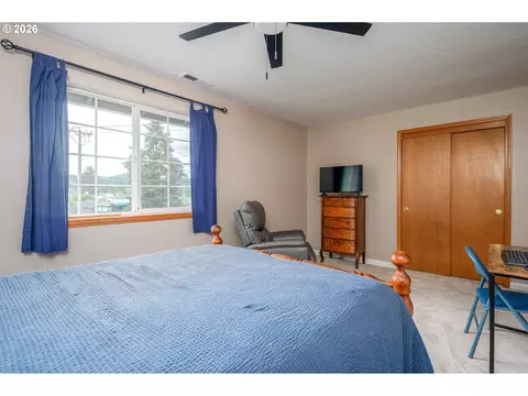 Bedroom - 11240 SE Cranberry Loop, Clackamas, OR 97015 photo 7 of 9