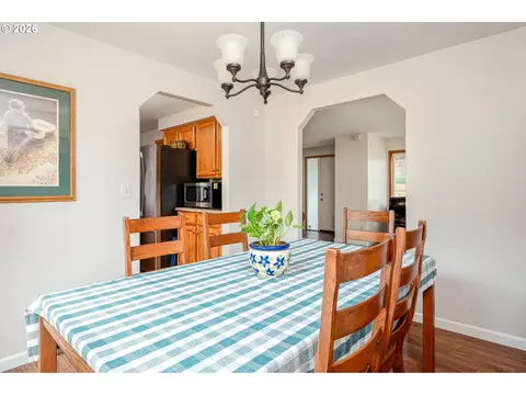 Dining - 11240 SE Cranberry Loop, Clackamas, OR 97015 photo 3 of 3