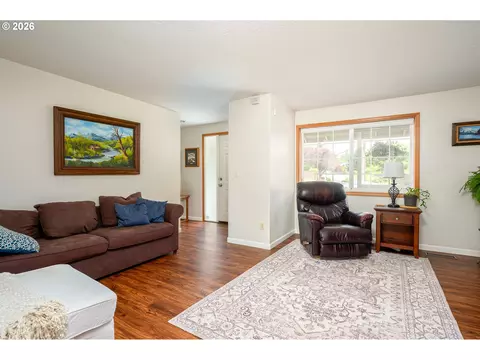 Living - 11240 SE Cranberry Loop, Clackamas, OR 97015 photo 3 of 5