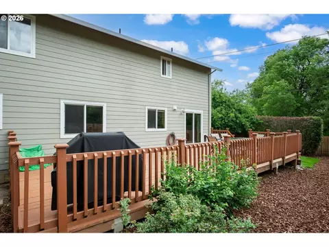 Exterior - 11240 SE Cranberry Loop, Clackamas, OR 97015 photo 11 of 15