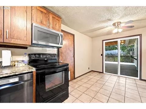 Kitchen - 1842 Laveta Ln, Eugene, OR 97402 photo 4 of 6