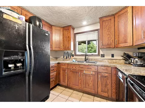Kitchen - 1842 Laveta Ln, Eugene, OR 97402 photo 3 of 6