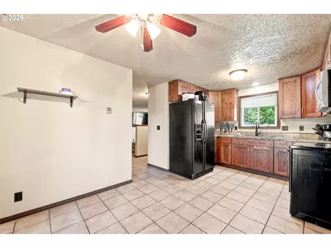 Kitchen - 1842 Laveta Ln, Eugene, OR 97402 photo 5 of 6