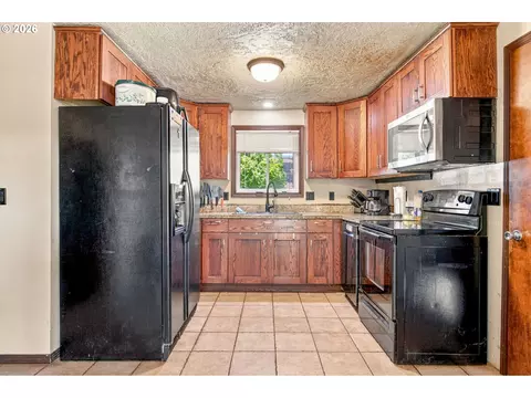 Kitchen - 1842 Laveta Ln, Eugene, OR 97402 photo 1 of 6