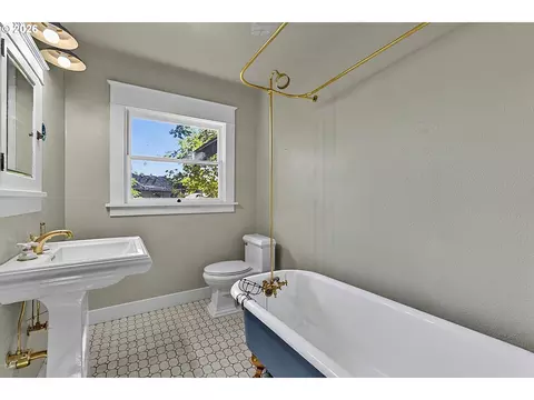 Bath - 1610 Cal Young Rd, Eugene, OR 97401 photo 4 of 5
