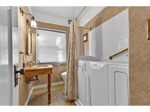 Bath - 1610 Cal Young Rd, Eugene, OR 97401 photo 1 of 5