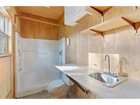 Bath - 1610 Cal Young Rd, Eugene, OR 97401 photo 5 of 5