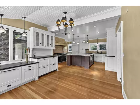 Kitchen - 1610 Cal Young Rd, Eugene, OR 97401 photo 3 of 5