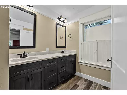 Bath - 1610 Cal Young Rd, Eugene, OR 97401 photo 2 of 5