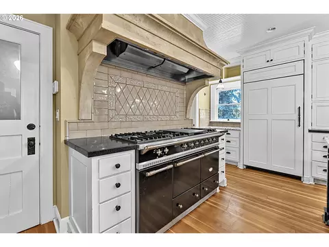 Kitchen - 1610 Cal Young Rd, Eugene, OR 97401 photo 4 of 5