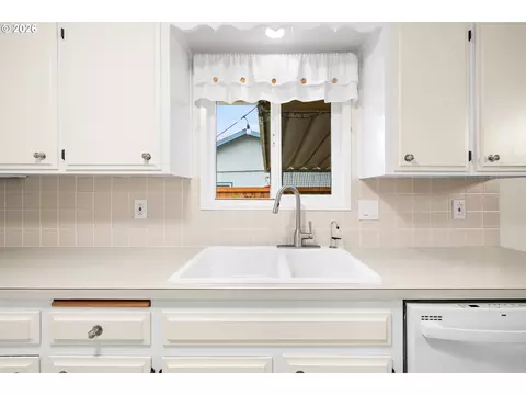 Kitchen - 1408 N Libra St, Newberg, OR 97132 photo 3 of 4