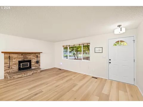Living - 1408 N Libra St, Newberg, OR 97132 photo 4 of 5