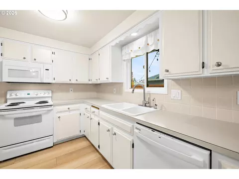 Kitchen - 1408 N Libra St, Newberg, OR 97132 photo 2 of 4