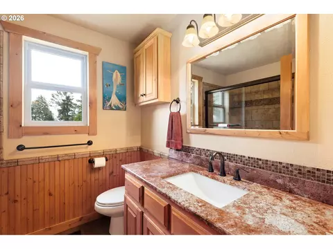 Bath - 33740 S Ball Rd, Molalla, OR 97038 photo 1 of 1