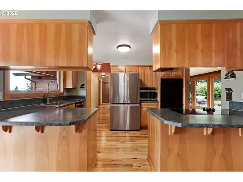 Kitchen - 33740 S Ball Rd, Molalla, OR 97038 photo 1 of 3