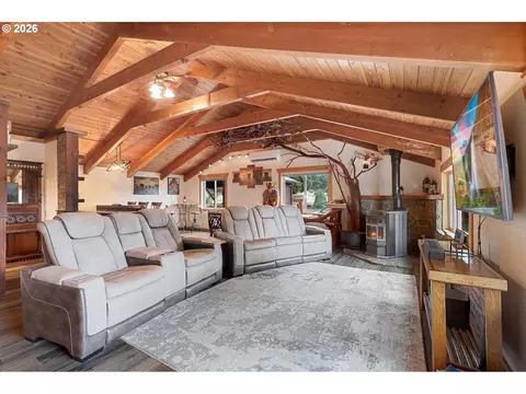Living - 33740 S Ball Rd, Molalla, OR 97038 photo 3 of 3