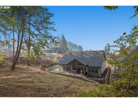 Exterior - 980 S 66th Pl, Springfield, OR 97478 photo 15 of 17