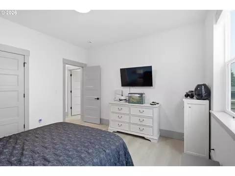 Bedroom - 980 S 66th Pl, Springfield, OR 97478 photo 6 of 9