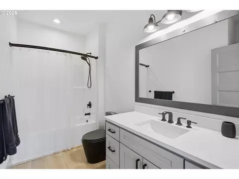 Bath - 980 S 66th Pl, Springfield, OR 97478 photo 1 of 4