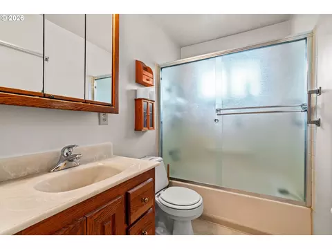 Bath - 520 E 33rd Ave, Eugene, OR 97405 photo 1 of 1