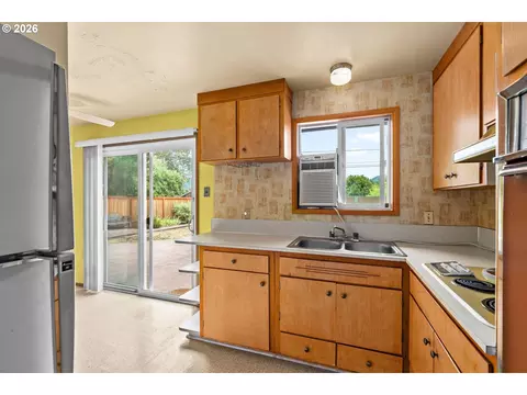 Kitchen - 520 E 33rd Ave, Eugene, OR 97405 photo 3 of 3