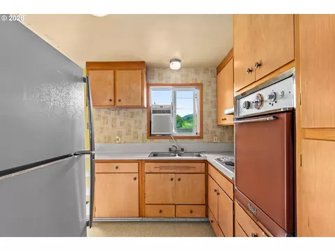 Kitchen - 520 E 33rd Ave, Eugene, OR 97405 photo 2 of 3