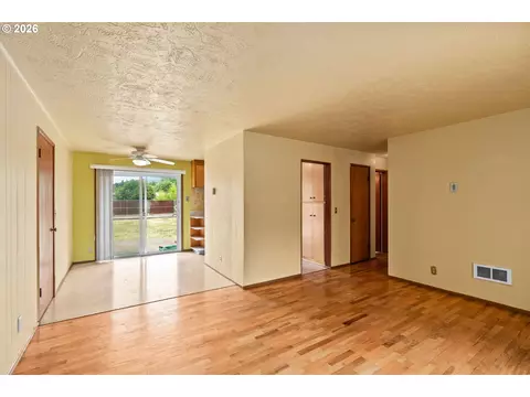 Living - 520 E 33rd Ave, Eugene, OR 97405 photo 3 of 5