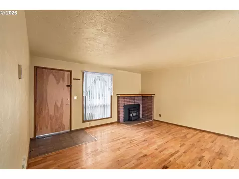 Living - 520 E 33rd Ave, Eugene, OR 97405 photo 2 of 5