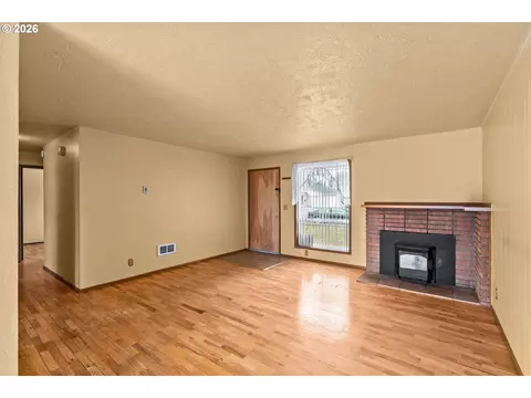 Living - 520 E 33rd Ave, Eugene, OR 97405 photo 1 of 5