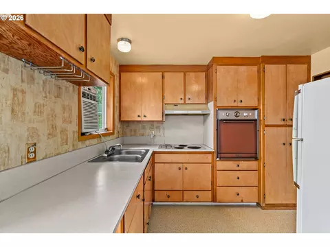 Kitchen - 520 E 33rd Ave, Eugene, OR 97405 photo 1 of 3