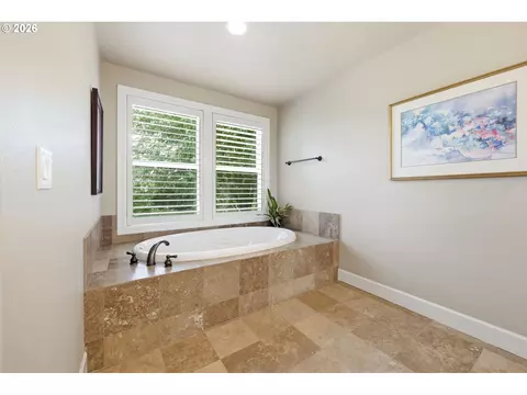 Bath - 2260 Turnberry Ct, Eugene, OR 97401 photo 5 of 6