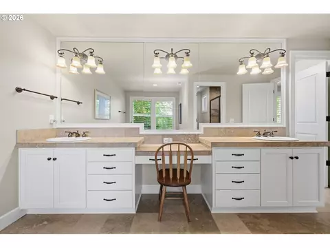 Bath - 2260 Turnberry Ct, Eugene, OR 97401 photo 3 of 6