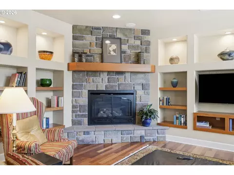 Living - 2260 Turnberry Ct, Eugene, OR 97401 photo 1 of 2