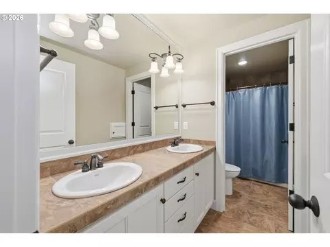 Bath - 2260 Turnberry Ct, Eugene, OR 97401 photo 6 of 6