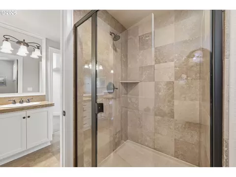 Bath - 2260 Turnberry Ct, Eugene, OR 97401 photo 4 of 6