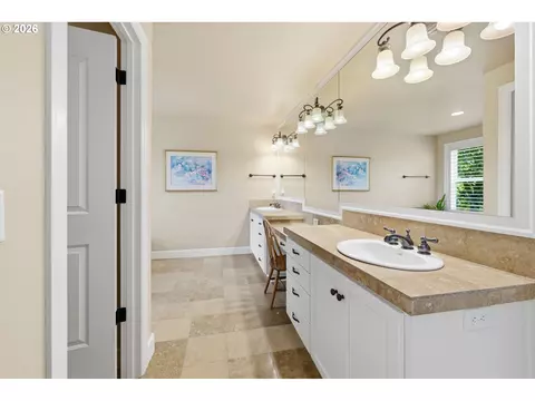 Bath - 2260 Turnberry Ct, Eugene, OR 97401 photo 2 of 6