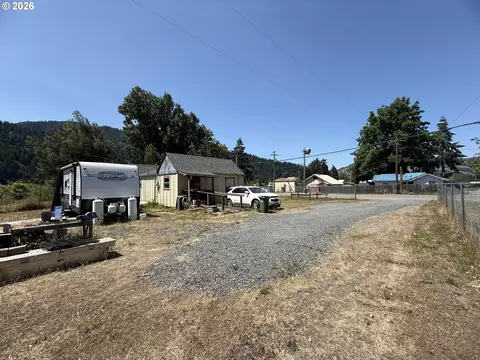140 Poplar St, Powers, OR 97466 photo 5