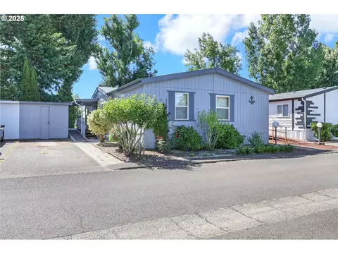 1025 S 6th St #50, Harrisburg, OR 97446
