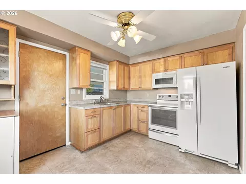 Kitchen - 294 NW 3rd Ave, Estacada, OR 97023 photo 1 of 3