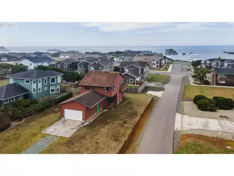 800 Newport Ave, Bandon, OR 97411