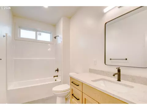 Bath - 904 SW 43rd St, Pendleton, OR 97801 photo 4 of 4