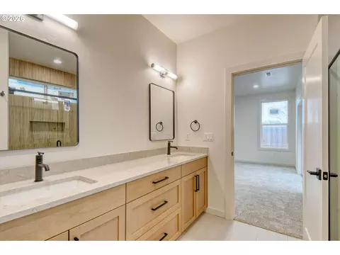 Bath - 904 SW 43rd St, Pendleton, OR 97801 photo 1 of 4
