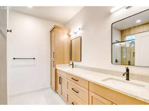 Bath - 904 SW 43rd St, Pendleton, OR 97801 photo 2 of 4