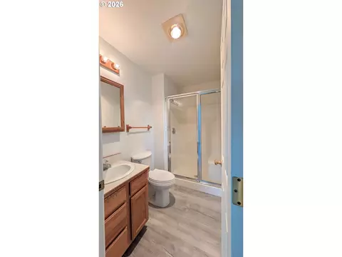Bath - 1751 Willow Loop, Florence, OR 97439 photo 1 of 2