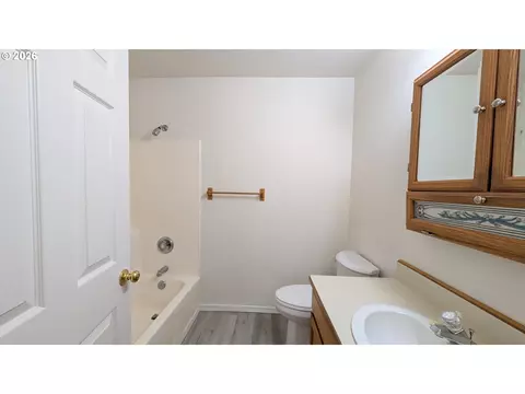 Bath - 1751 Willow Loop, Florence, OR 97439 photo 2 of 2