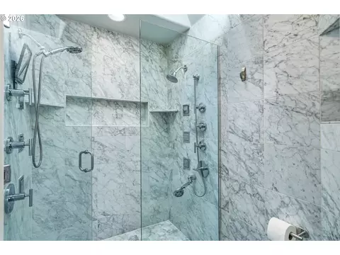 Bath - 3465 Brookview Dr, Eugene, OR 97401 photo 2 of 4